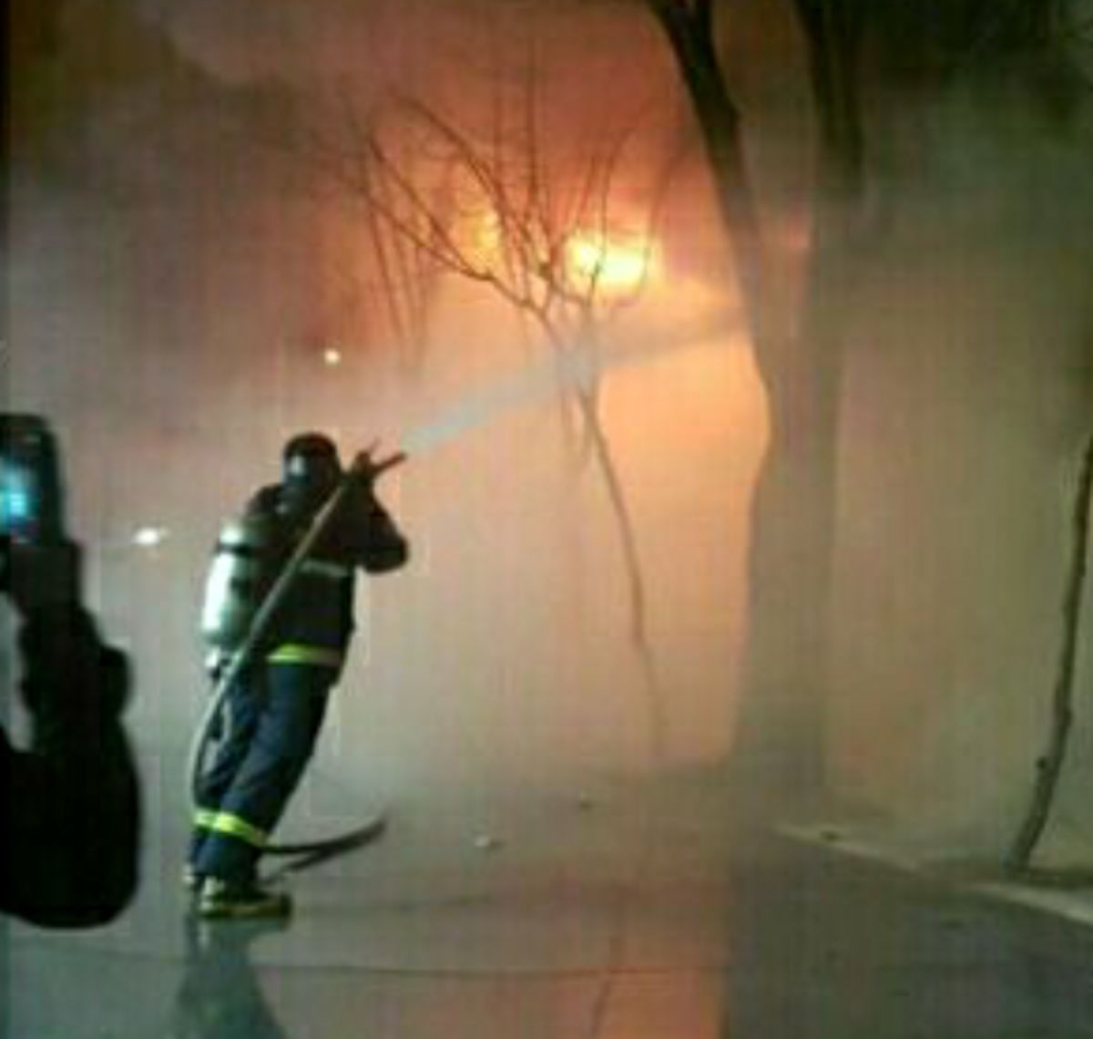 پنج روز پس از حادثه آتش سوزی گلفروشی شاهین شهر