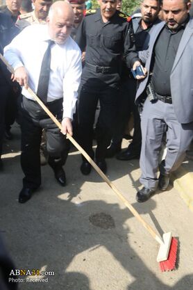 نخست وزیر عراق دست به جارو شد