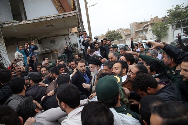 گزارش تصویری از حضور رهبرانقلاب در مناطق زلزله‌زده