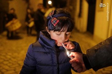 تشویق والدین به سیگار کشیدن کودکان !