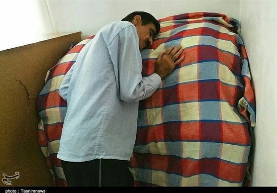مردی که فقط ایستاده می‌خوابد !