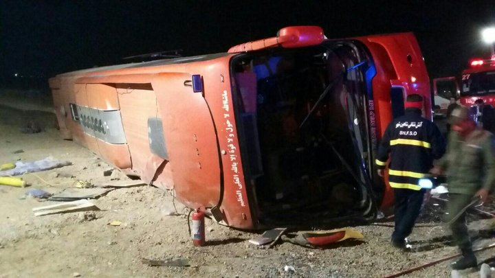 27 کشته و مصدوم در واژگونی اتوبوس اصفهان-شاهین شهر+تصاویر