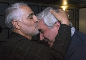 بوسه قاسم سلیمانی بر پیشانی حاتمی‌کیا