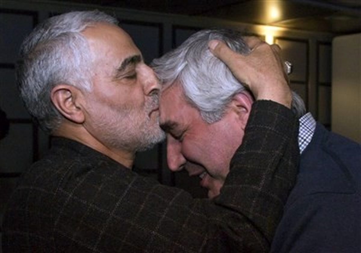 بوسه قاسم سلیمانی بر پیشانی حاتمی‌کیا