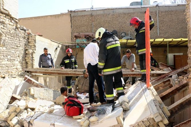 نجات معجزه آسای کارگر مدفون شده زیر آوار