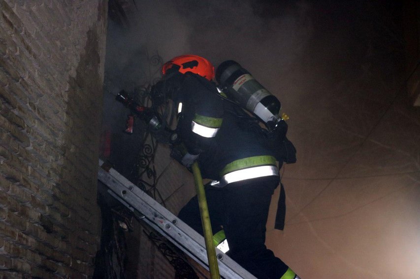 اطفا آتش‌سوزی انبار مواد غذایی در چهارباغ عباسی