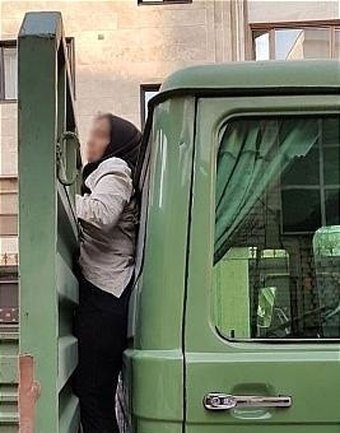 گیر افتادن دختری بین اتاقک و کفی حمل بار کامیونت