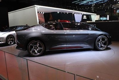 خودروی الکتریکی با شیشه جلویی عجیب