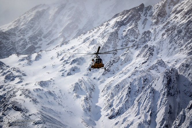 به هلی‌کوپترهای هلال احمر سنگ می‌زدند!