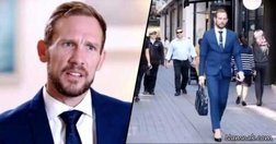  مردی که با کفش پاشنه بلند به سر کار می‌رود