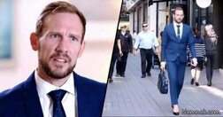  مردی که با کفش پاشنه بلند به سر کار می‌رود