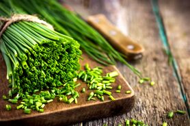 تره چیست؟ بررسی خواص، طبع و مضرات این سبزی مفید