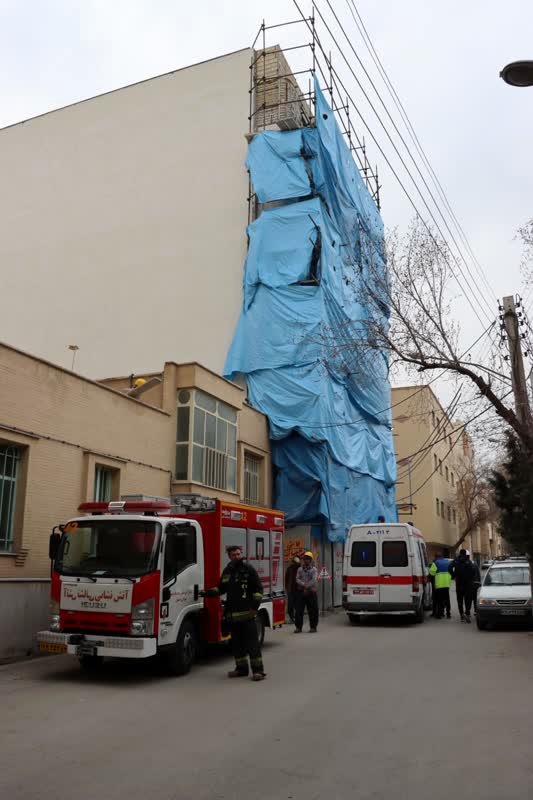 سقوط کارگر ساختمان از داربست روی پشت‌بام همسایه