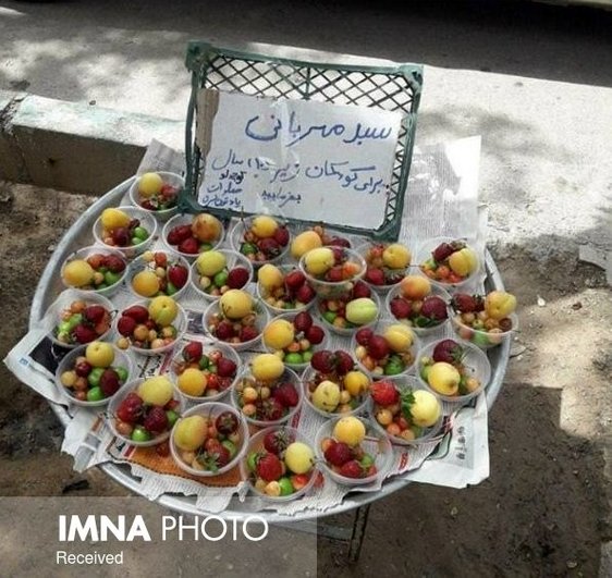 سبد مهربانی میوه فروش اصفهانی برای کودکان