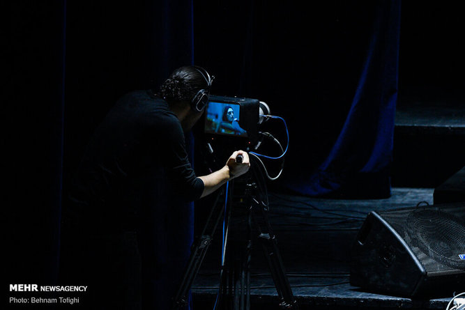 حاشیه لاکچری یک خواننده سنتی/ وقتی مُشت‌های «همایون» سوژه شد!