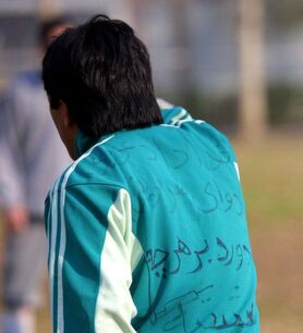 (عکس) جمله خنده‌داری که خداداد عزیزی پشت لباسش نوشت