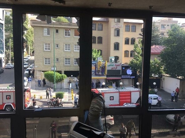 نجات ۱۱ نفر از آتش‌سوزی یک ساختمان در نیاوران / تصاویر
