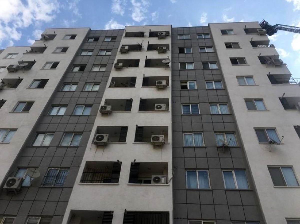 آتشسوزی در یک مجتمع ۱۰ طبقهای در شمال شرق تهران + تصاویر