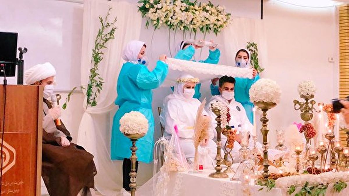 گفتگوی خواندنی با زوج پرستاری که با لباسی عجیب پای سفره عقد نشستند