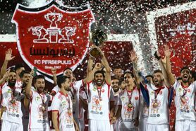لحظه اهدای جام پوکر قهرمانی پرسپولیس به سیدجلال حسینی
