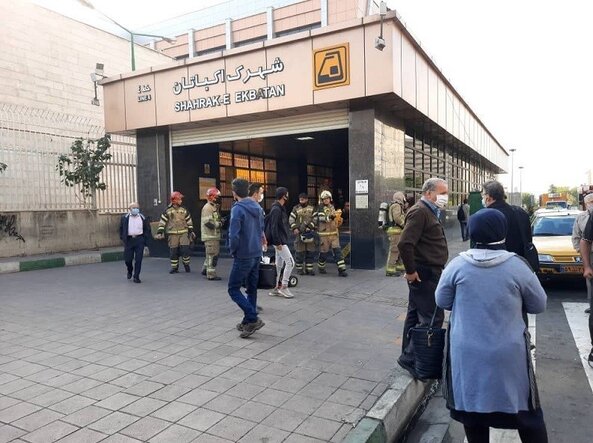 خروج دود از حدفاصل ایستگاه مترو ارم سبز و اکباتان/ انسداد تونل مترو + تصاویر