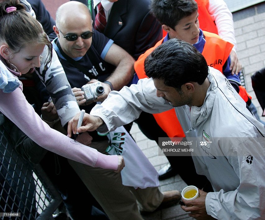 (عکس) وقتی دایی لباس زن هوادارش را امضا کرد