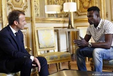 مکرون به «مرد عنکبوتی» تابعیت فرانسوی اعطا می‌کند