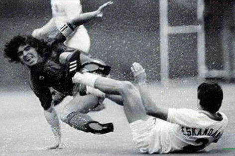 (عکس) تنها بازیکن ایرانی که مارادونا را شکست داد!