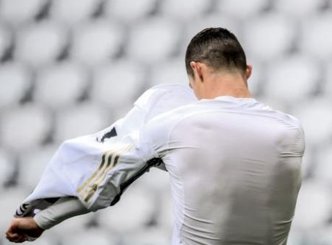 خشم دوباره رونالدو؛ این بار پرتاب پیراهن!/ ناراحتی CR7 از ناکامی در گلزنی