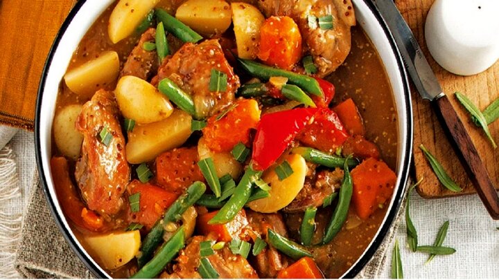 طرز تهیه خوراک مرغ و سیب زمینی مجلسی و جا افتاده