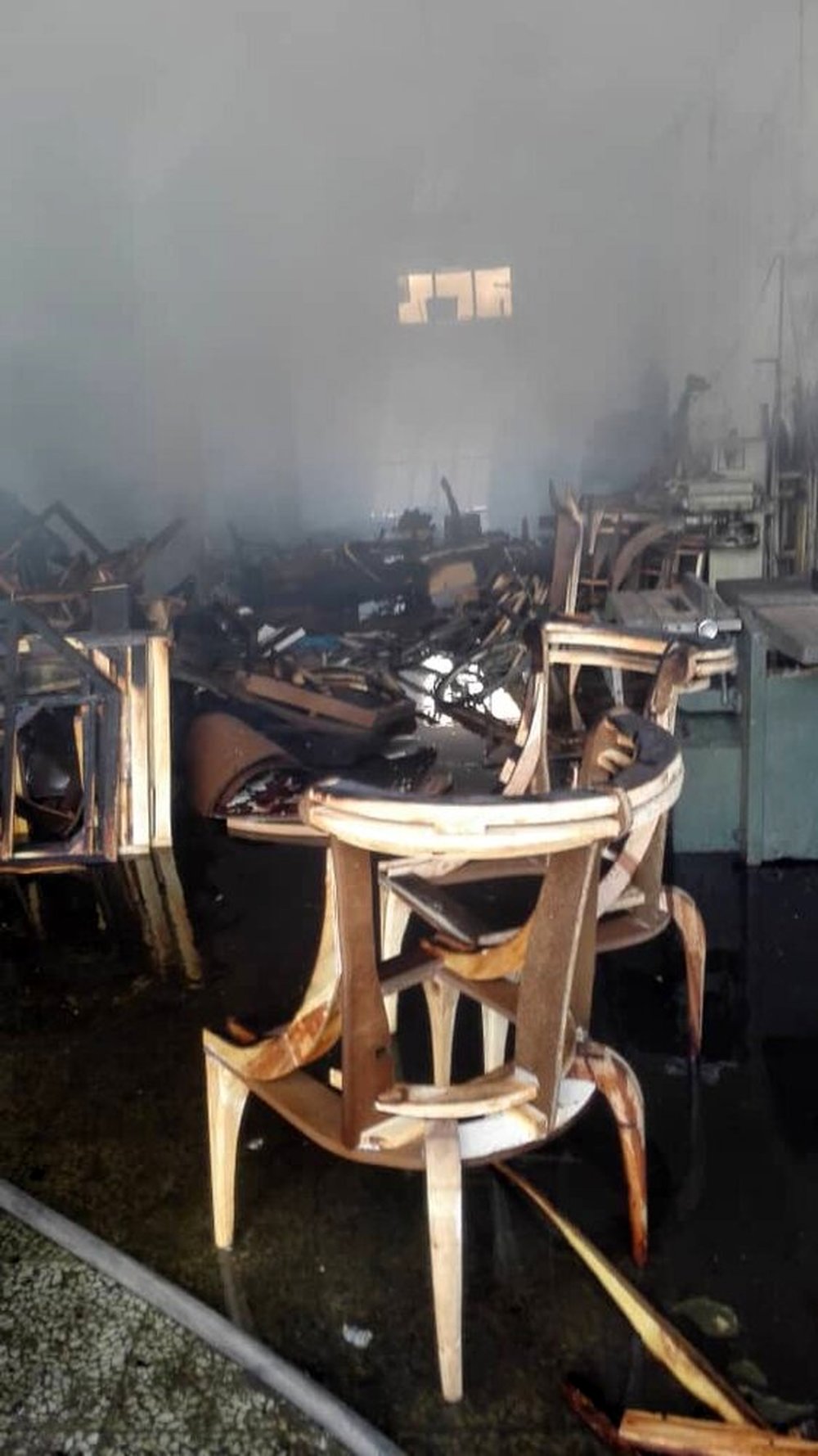 کارگاه مبل‌سازی گرفتار شعله‌های آتش شد+ عکس