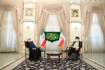 رئیسی برای جلسه با روحانی به پاستور رفت