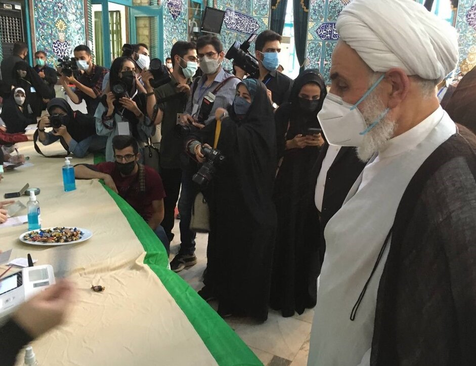 حضور ناطق نوری در حسینیه ارشاد برای رای گیری