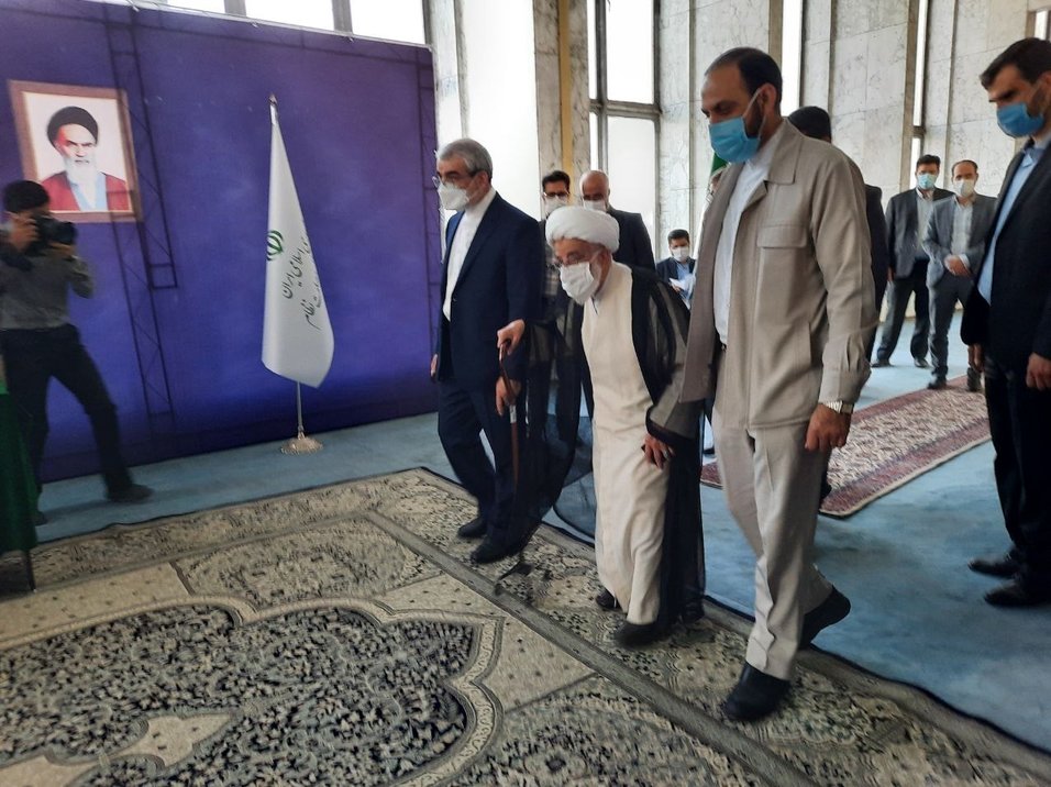 حضور آیت الله جنتی در پای صندوق رای