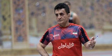 بنا برای تشویق شاگردانش دست به جیب شد/ هدیه دلاری آقای خاص به فرنگی کاران