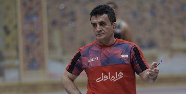 بنا برای تشویق شاگردانش دست به جیب شد/ هدیه دلاری آقای خاص به فرنگی کاران
