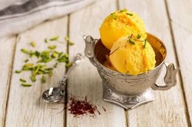 طرز تهیه بستنی سنتی زعفرانی خانگی: یک دسر اصیل و خوش‌عطر