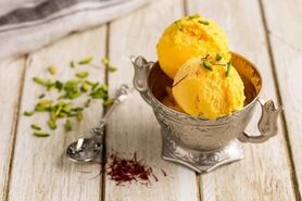 طرز تهیه بستنی سنتی زعفرانی خانگی: یک دسر اصیل و خوش‌عطر
