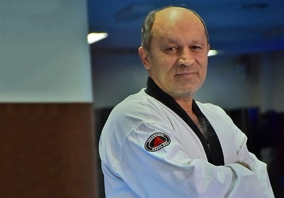 کریمی: با دست در جیب کردن نمی‌توان ادعای سرمربیگری داشت/ باید شجاعت تغییر داشته باشیم