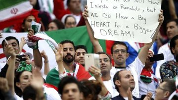 بنر جالب هوادار ایرانی در دیدار ایران و اسپانیا