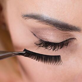 آموزش تصویری گذاشتن مژه مصنوعی + نکات مهم