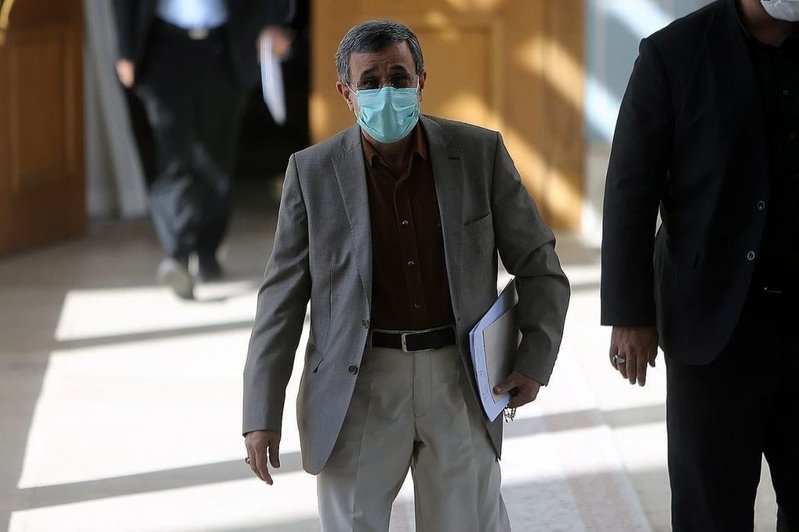 (تصویر) تیپ جدید و خبرساز احمدی‌نژاد در جلسه مجمع