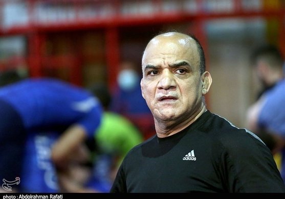 کاوه: آقایان هر روز یک چیز می‌گویند؛ من از صد جا حقوق نمی‌گیرم