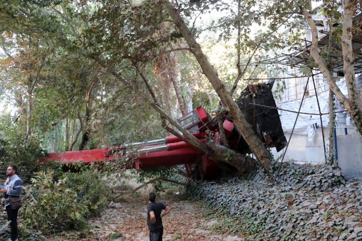 سقوط جرثقیل بر روی یک خودروی پارک شده حادثه آفرید+ عکس