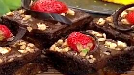 طرز تهیه کیک شکلاتی مغزدار + فیلم
