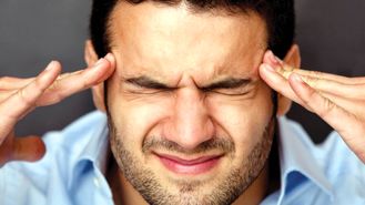 علائم و راه‌های درمان میگرن چیست؟ + فیلم