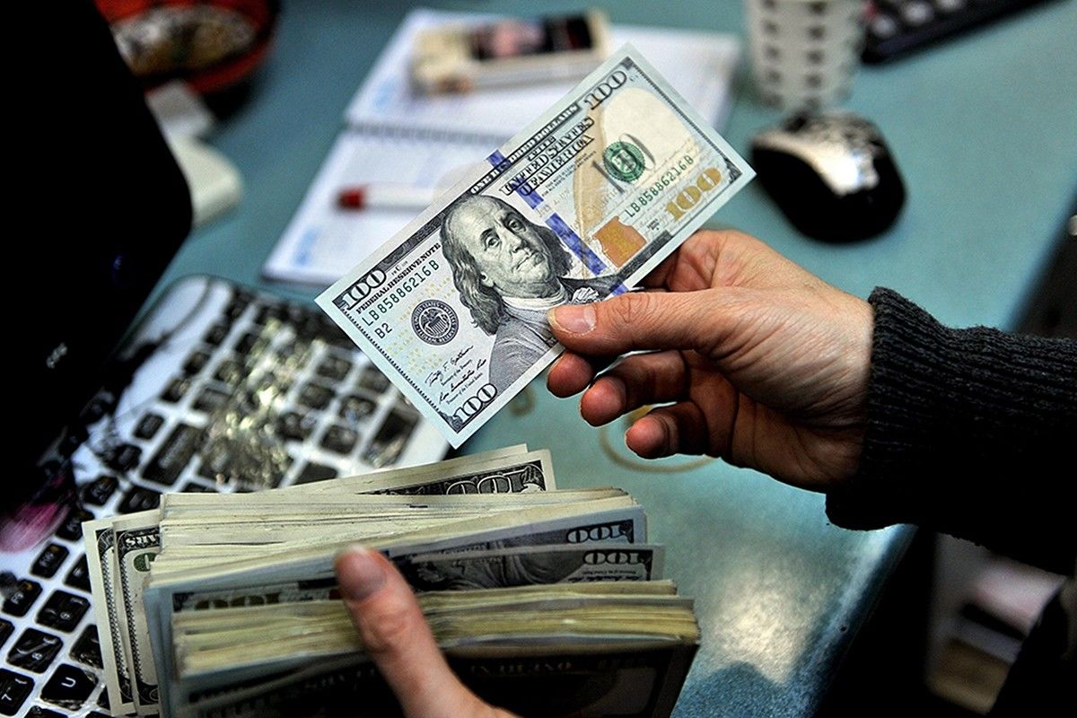 عباس عبدی: درآمدهای نفتی را به دلار بین مردم توزیع کنید