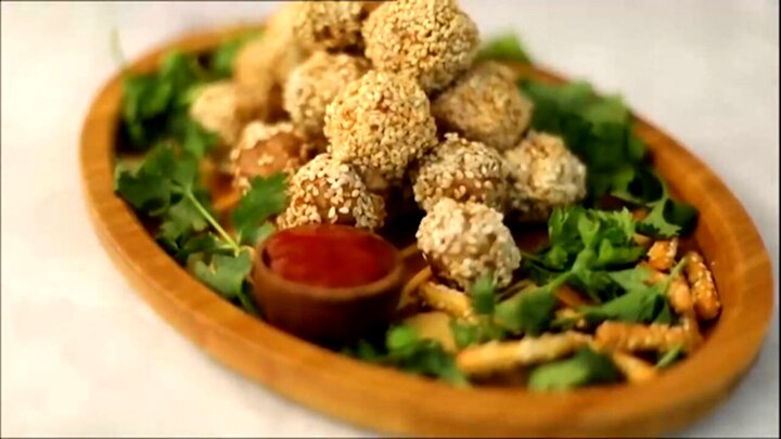 طرز تهیه توپک مرغ کنجدی + فیلم