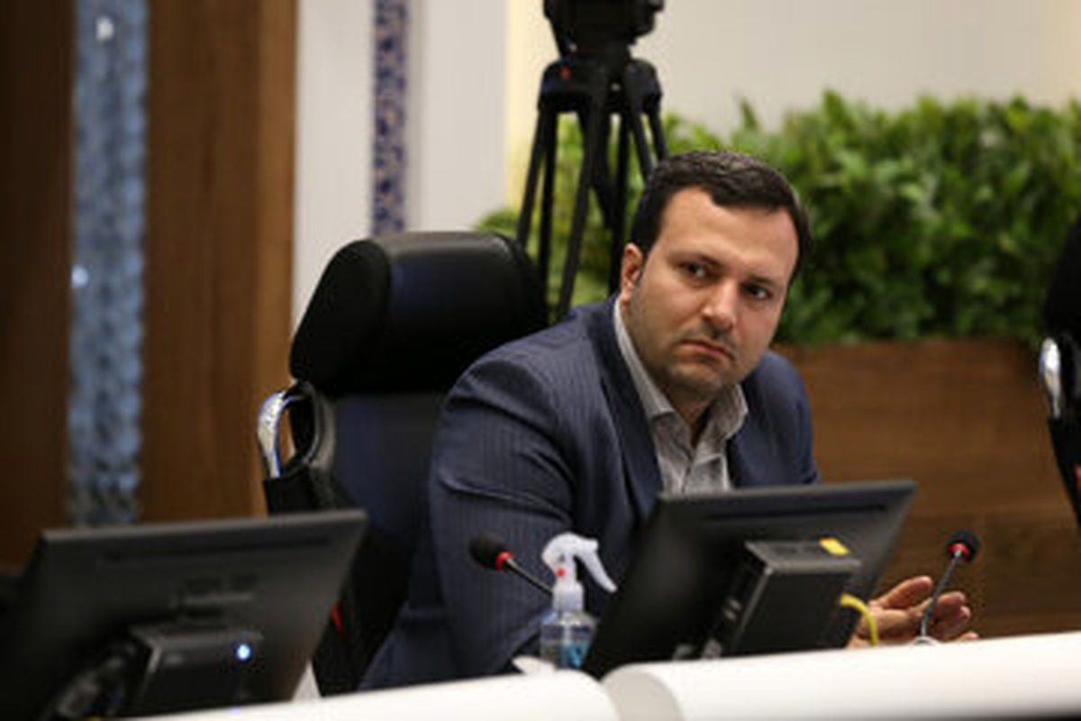 به پاکدستی قاطبه همکاران خود در شهرداری شهادت میدهم