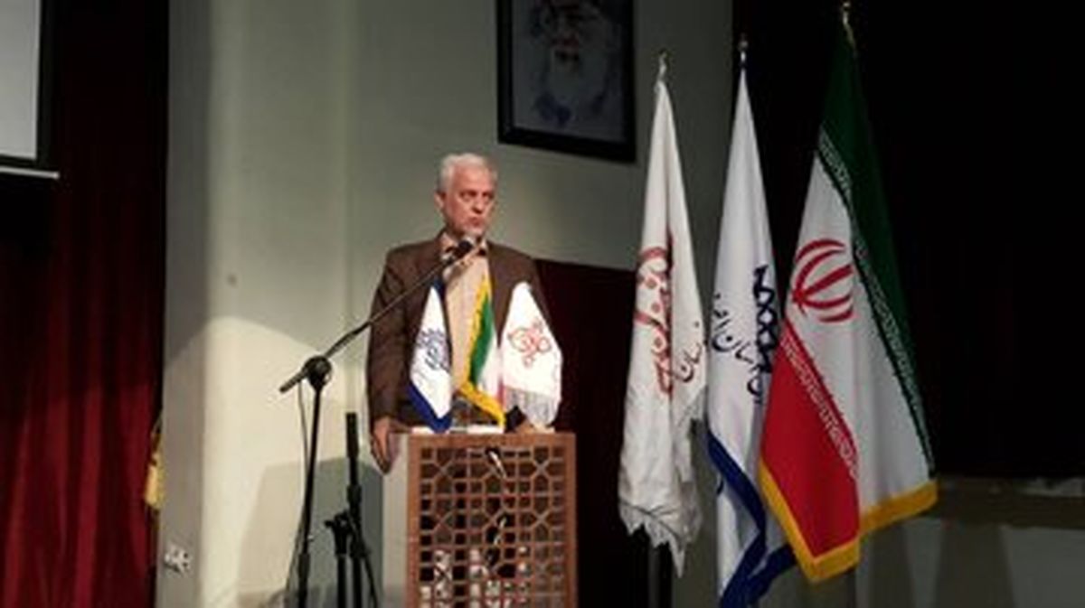 جرگه‌های ادبی شهر اصفهان دست بچه‌های چپ بود